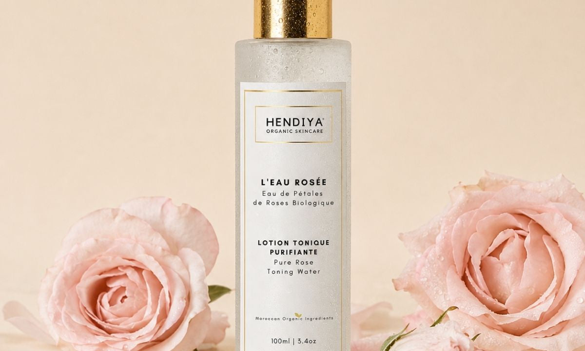 L'Eau Rosée Hendiya entourée de pétales de rose fraîche