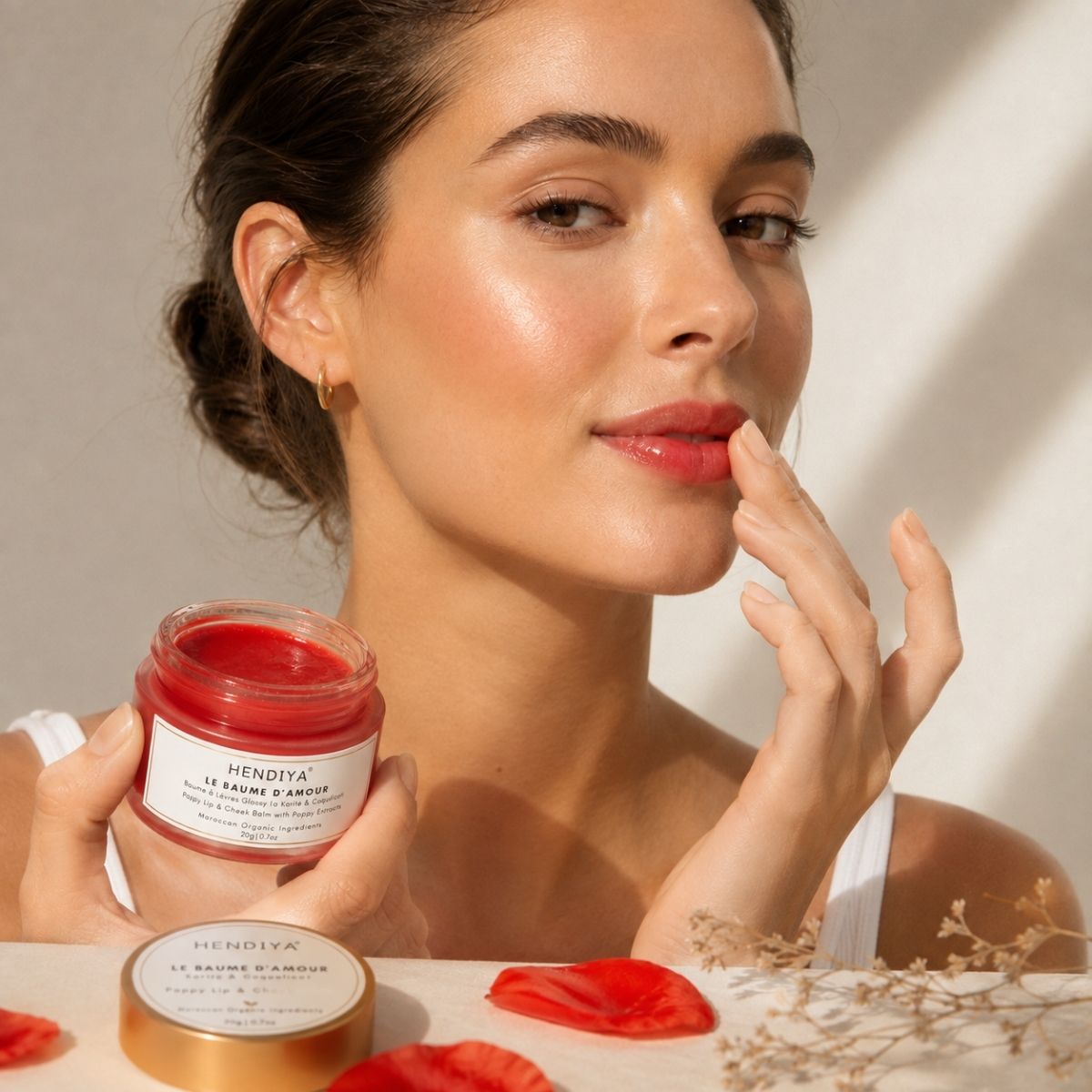 Application du Baume d'Amour Hendiya sur les lèvres et les joues