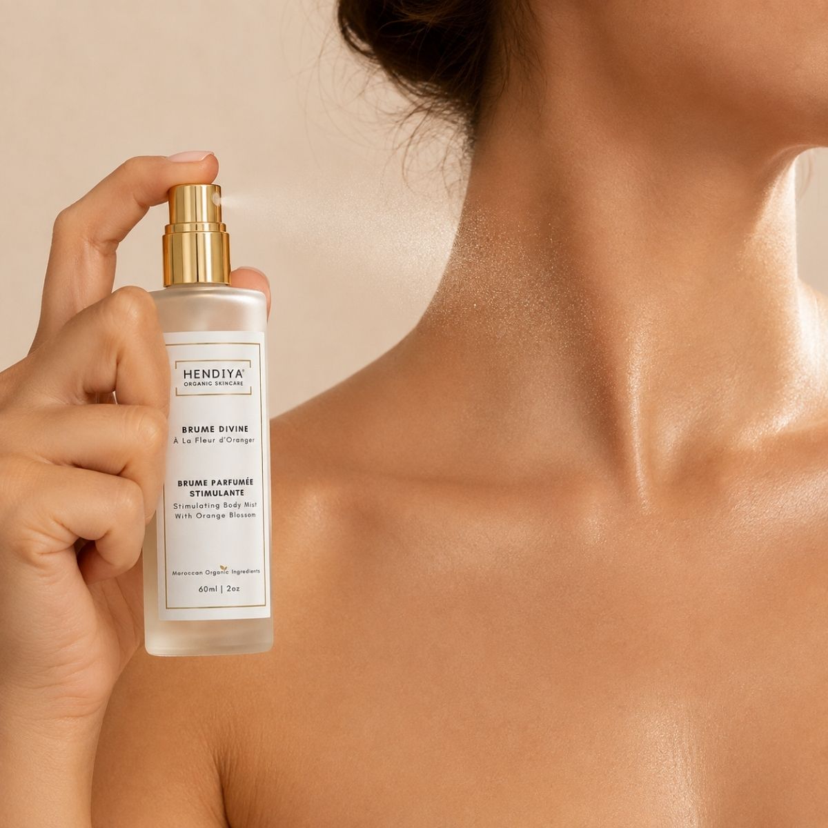 Application de La Brume Divine Hendiya® sur la peau, brume fleur d'oranger
