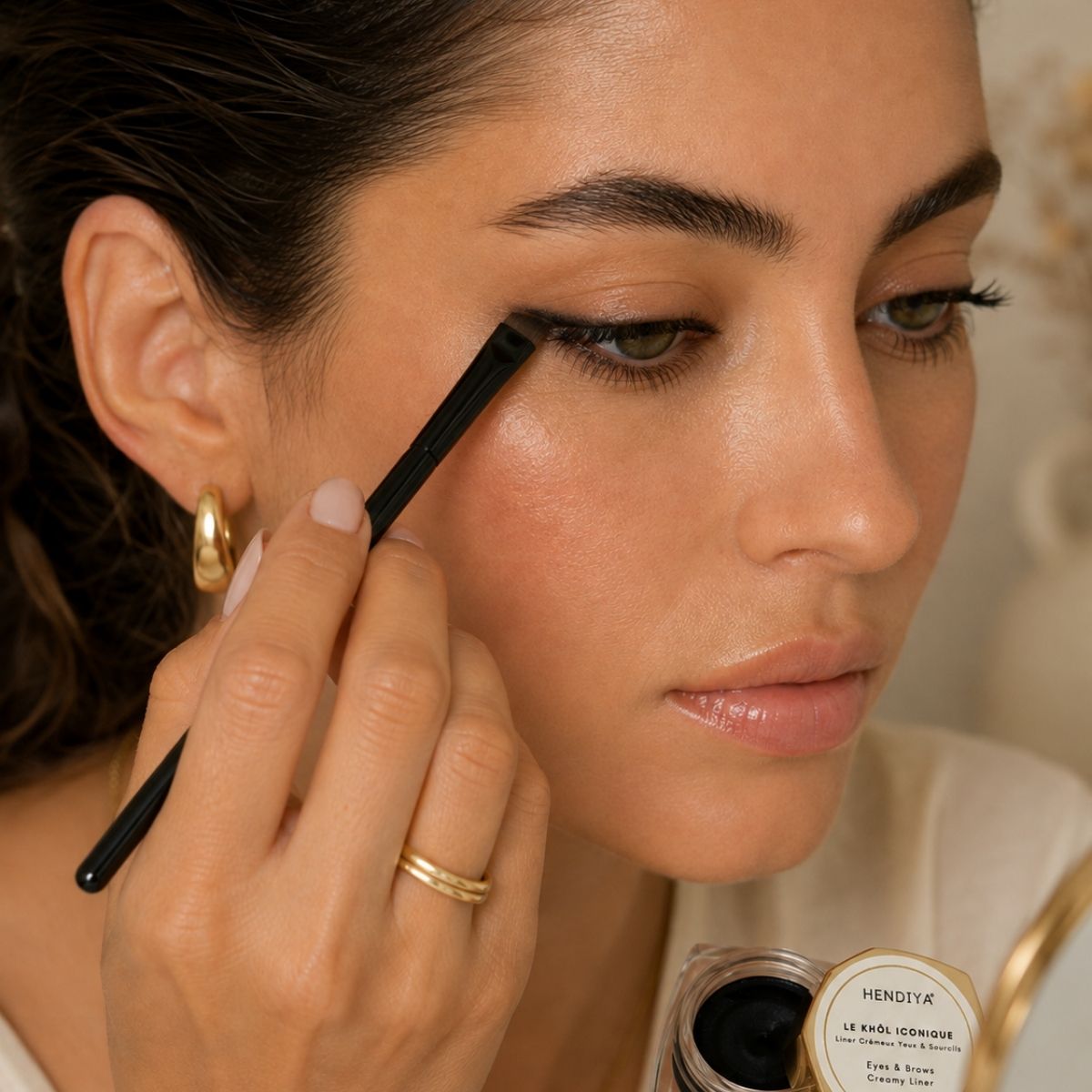 Application du Khôl Iconique Hendiya au pinceau liner sur le regard