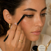 Application du Khôl Iconique Hendiya au pinceau liner sur le regard