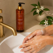 Application du gel lavant mains Nectar de Fleur d'Oranger Hendiya® sur les mains