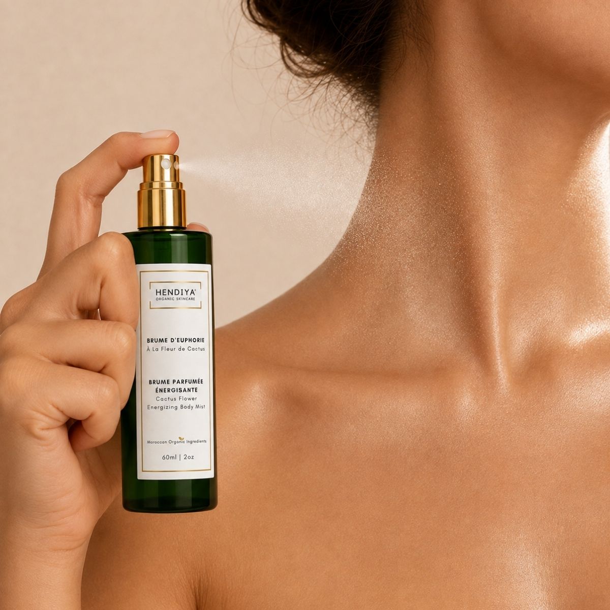 Application de la Brume d'Euphorie Hendiya® sur la peau, brume fleur de cactus