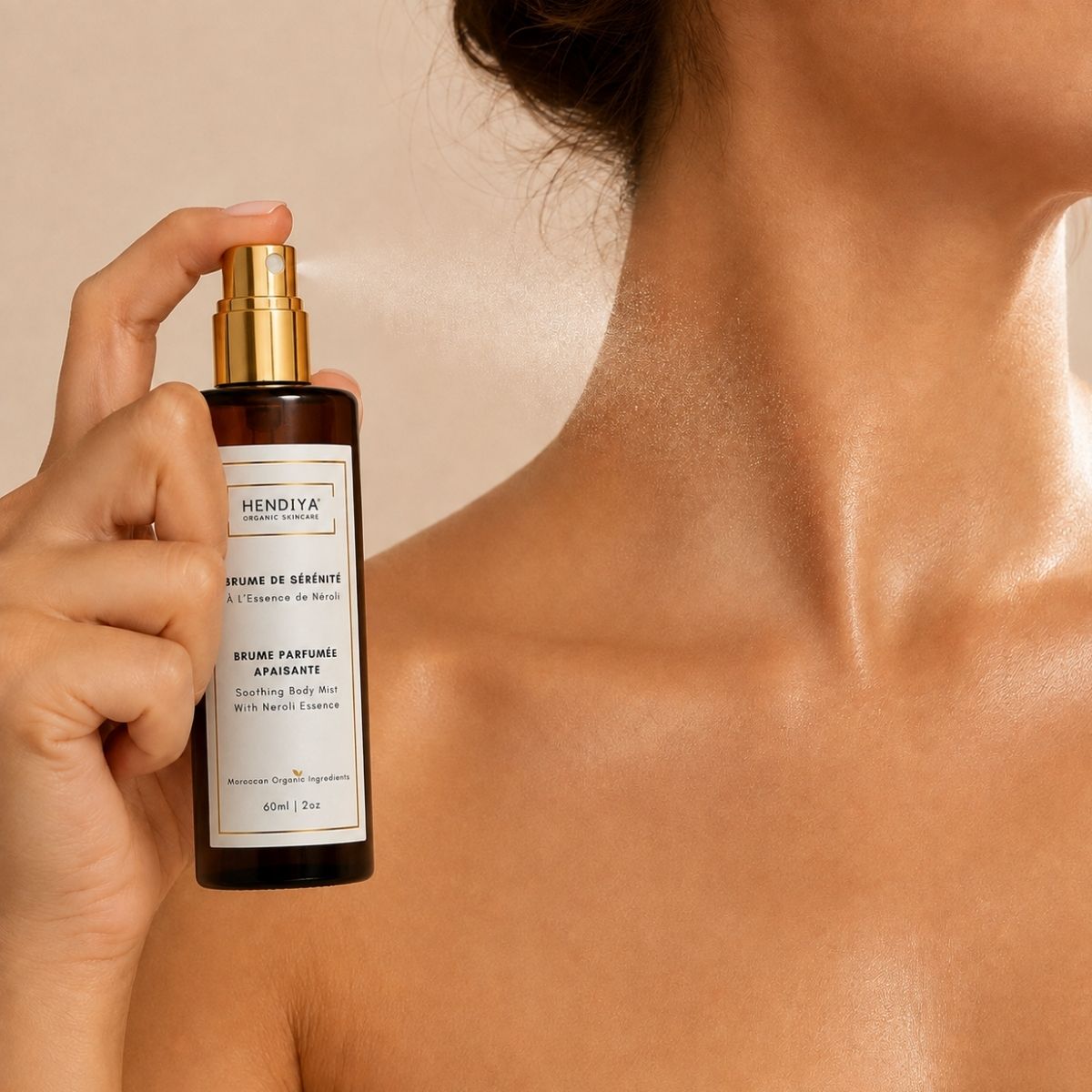 Application de la Brume de Sérénité Hendiya® sur la peau, brume au néroli