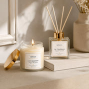 Bougie végétale et diffuseur à bâtonnets Parfum d'Ambiance Hendiya, senteur Figue Royale, posés ensemble près d'une fenêtre décorée de fleurs séchées.
