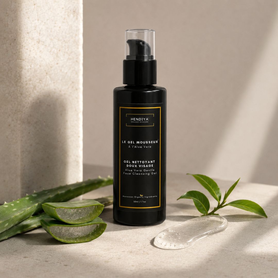 Composition naturelle du Gel Mousseux Hendiya : extrait d'aloe vera apaisant, huile de pépins de figue de barbarie et tensioactifs doux pour un nettoyage visage en douceur.