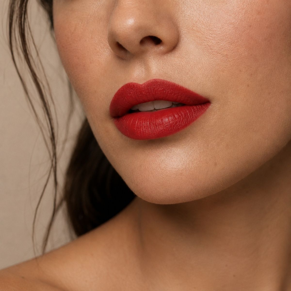 Application du Rouge Carmin Hendiya sur les lèvres, rouge à lèvres bio rouge intense