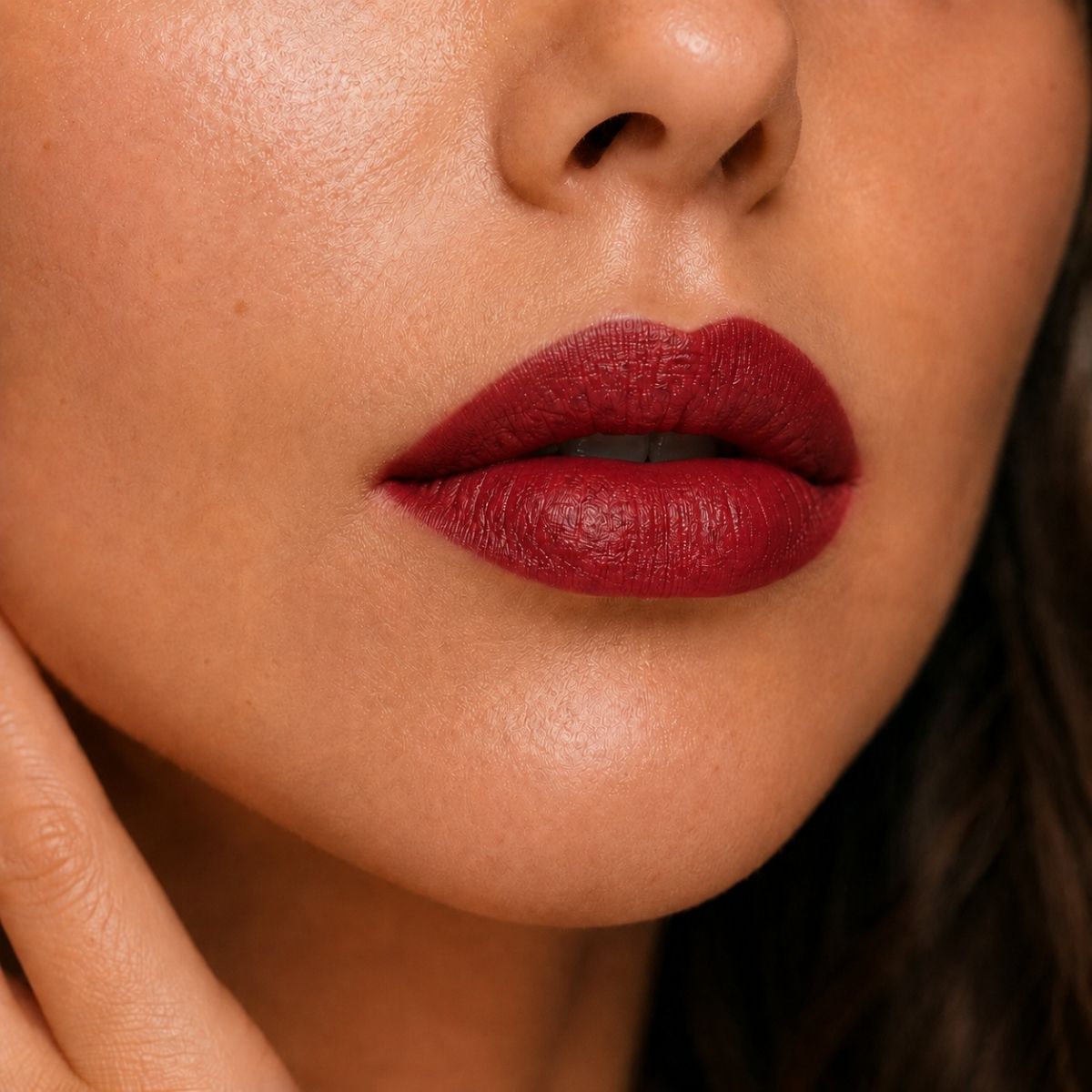 Application du Rouge Pourpre Hendiya sur les lèvres, rouge à lèvres bio pourpre profond