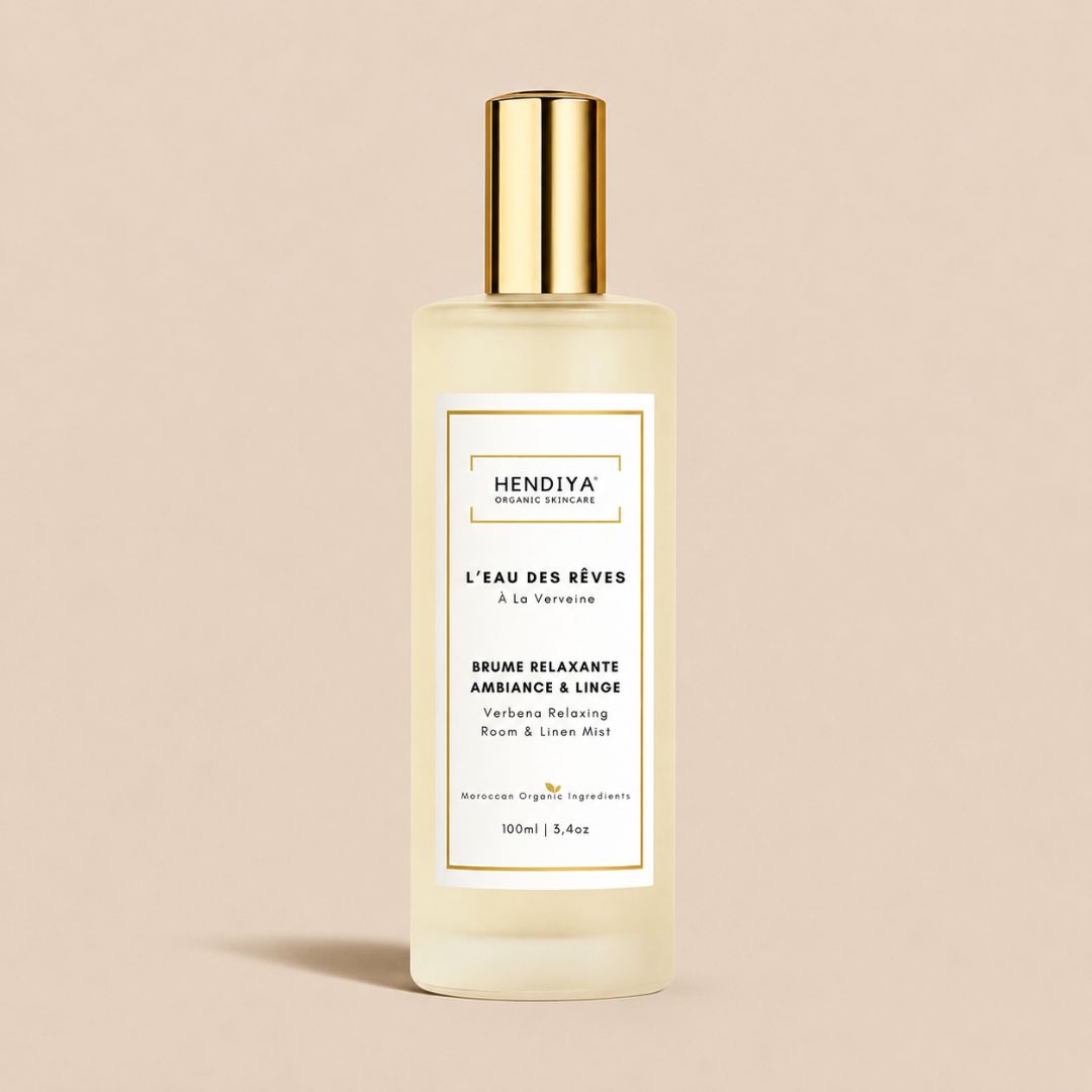 Flacon spray de la brume relaxante L'Eau des Rêves Hendiya à la verveine citronnée, présenté seul sur fond beige, à vaporiser sur le linge de lit et en ambiance.