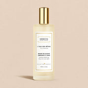 Flacon spray de la brume relaxante L'Eau des Rêves Hendiya à la verveine citronnée, présenté seul sur fond beige, à vaporiser sur le linge de lit et en ambiance.