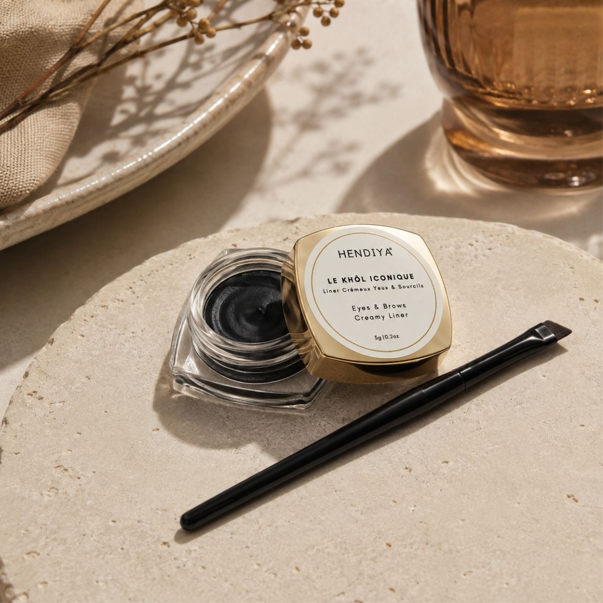 Le Khôl Iconique Hendiya mis en scène avec son pinceau liner, khôl bio naturel