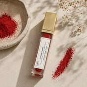 Rouge Carmin Hendiya, rouge à lèvres bio crémeux dans une mise en scène naturelle