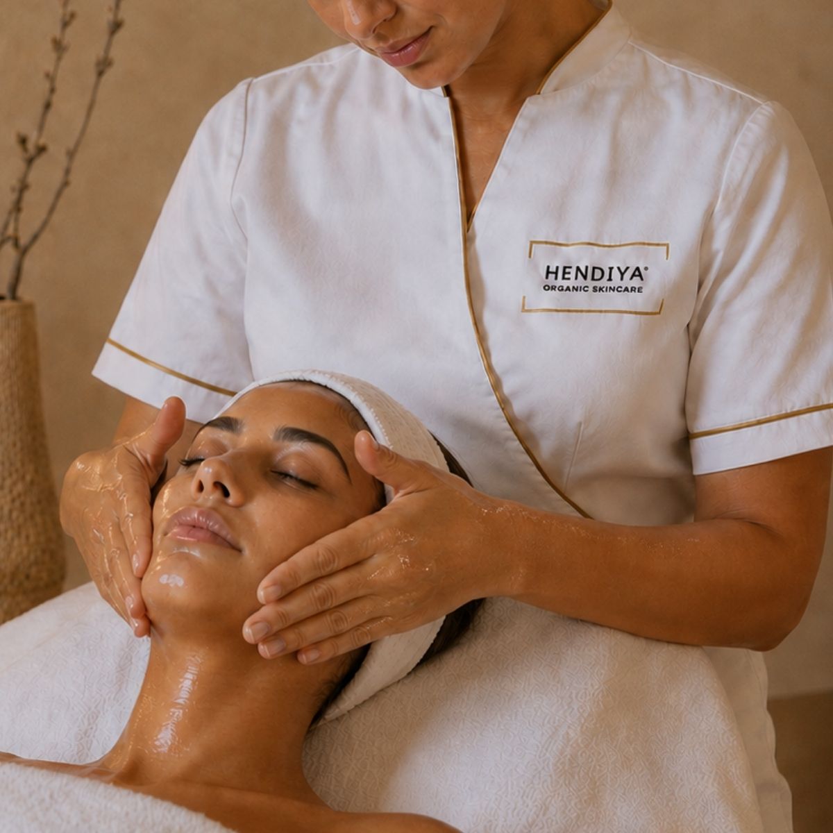 Face Yoga Massage Hendiya®, targeted gestures on the cheeks and eye contour, Organic Face Yoga