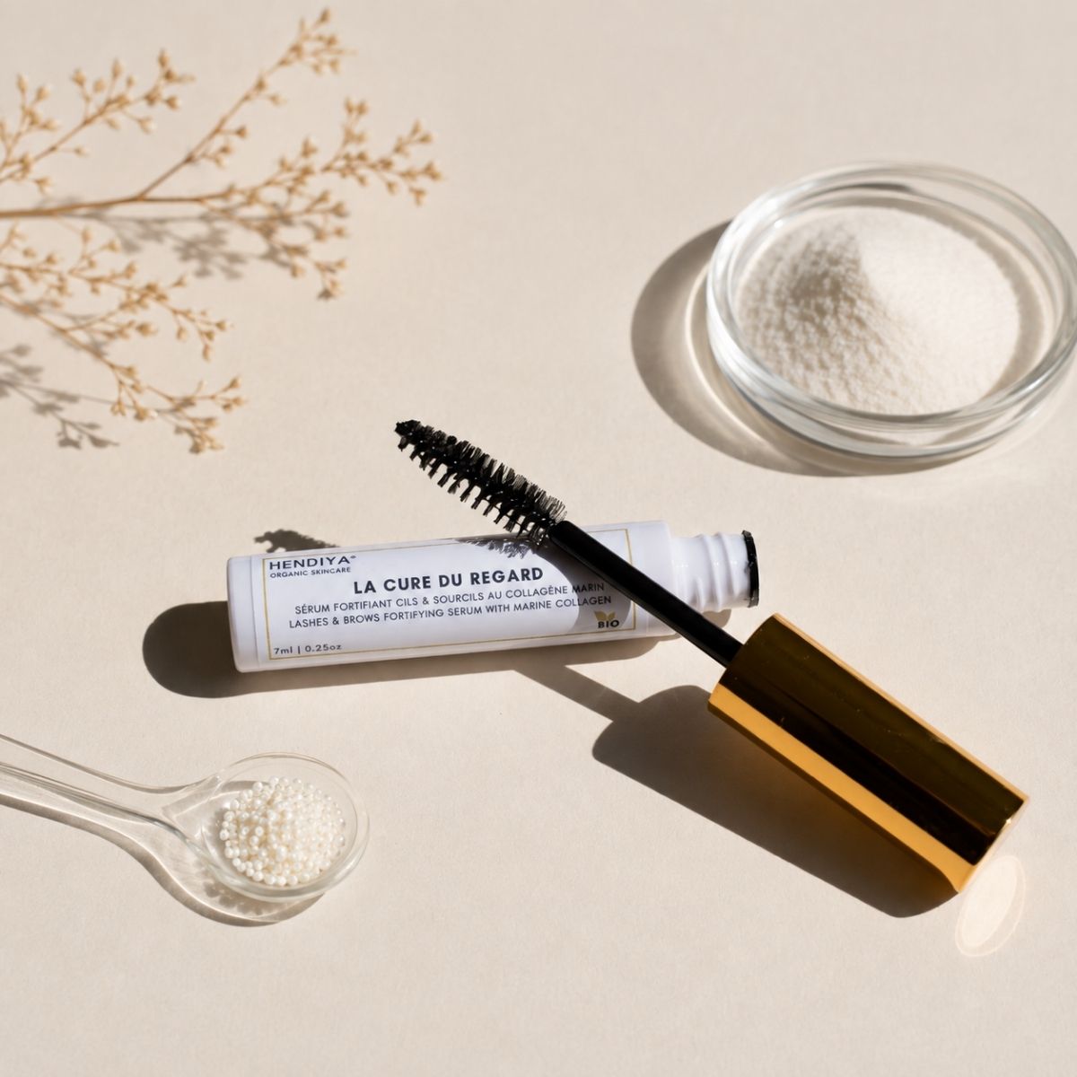 La Cure du Regard Hendiya mis en scène avec ses ingrédients naturels, soin bio cils et sourcils
