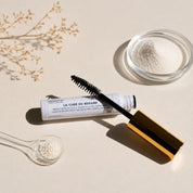 La Cure du Regard Hendiya mis en scène avec ses ingrédients naturels, soin bio cils et sourcils