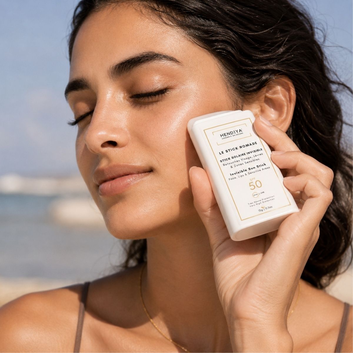 Application du Stick Nomade SPF 50+ sur les zones sensibles du visage