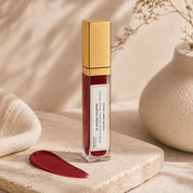 Rouge Pourpre Hendiya, rouge à lèvres bio crémeux dans une mise en scène naturelle